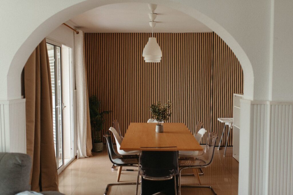 Comedor bajo el arco