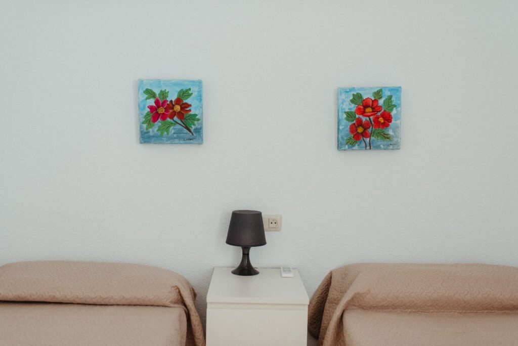 Detalle de dormitorio con azulejos pintados