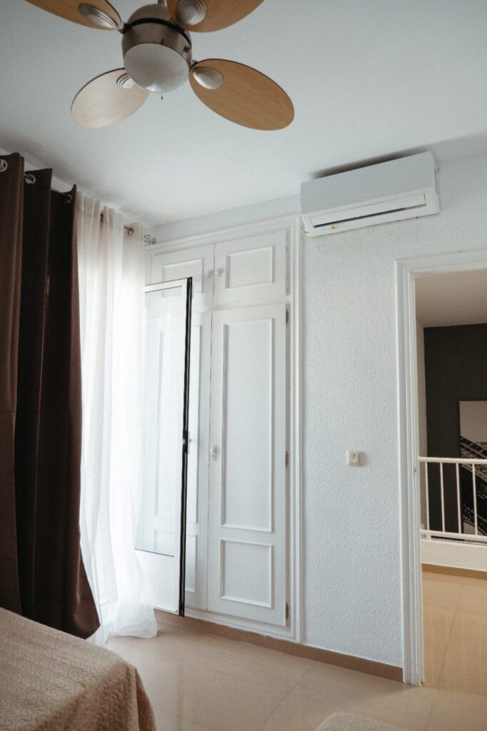 Dormitorio con salida al balcón