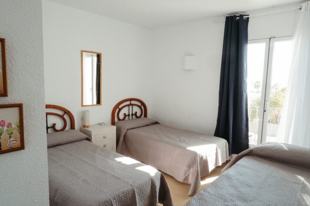 Dormitorio con dos camas de 90 cm y una de 105 cm