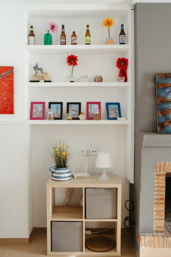 Estantería y detalles de la casa