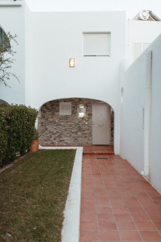 Patio de entrada de Casa Chafarinas con arco encalado