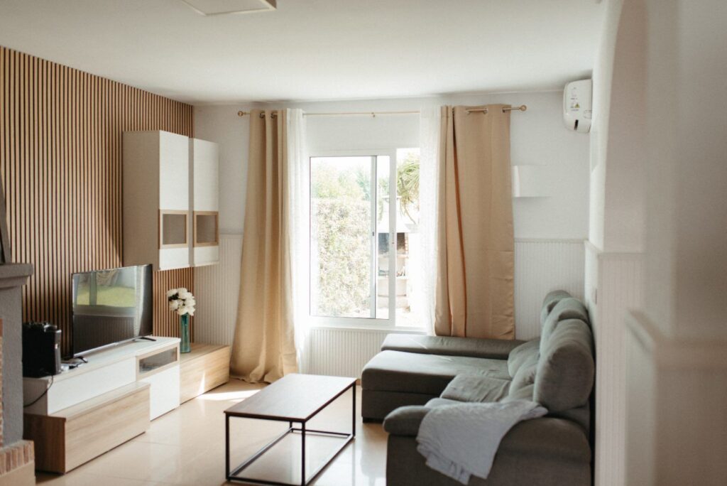 Salón con televisión y sofá cama de apoyo